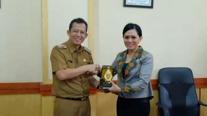 Wabup BBS saat menerima  Cinderamata dari Wawako Magelang dalam Kunker tersebut 