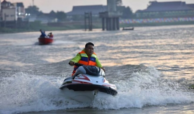 Antusias masyarakat berkunjung ke Jembatan Gentala Arasy. Perlu ada penambahan fasilitas wisata untuk menambah daya tarik wisata. (Inzet) Wali Kota Jambi Sy Fasha mencoba menjajal Sungai Batanghari dengan Jet Ski.   
