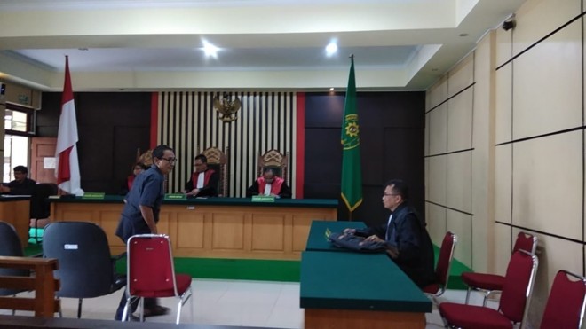 Sidang putusan terdakwa kasus penipuan penerimaan CPNS jalur K2 Sarolangun. Dalam sidang yang digelar cukup singkat ini, terdakwa M Daud, divonis selama 1 tahun penjara.