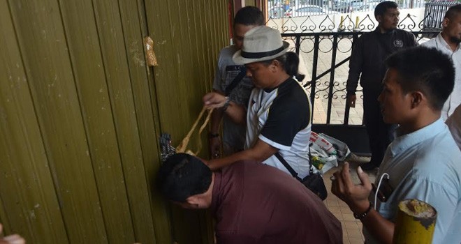 Para diriver online (Gocar) membuka segel kantor PT Gojek Indonesia cabang Jambi, di Jelutung, kemarin (4/9). Sebelumnya kantor PT GI disegel driver Gocar yang menggelar aksi belum lama ini. Foto : M Ridwan / Jambi Ekspres