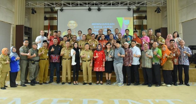 Rombongan Wakil Wali Kota Magelang beserta unsur pimpinan DPRD Kota Magelang saat foto bersama Wali Kota Jambi DR. H. Syarif Fasha, ME.