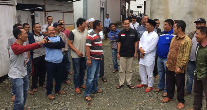 Staf Khusus pimpinan DPR RI, Dipo Ilham Djalil bersama warga Siulak tampak akrab bersama warga beberapa waktu yang lalu.