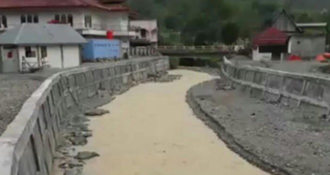 Terlihat aliran Sungai Batang Merao kini menjadi keruh akibat Galian C illegal yang ada di Kabupaten Kerinci.