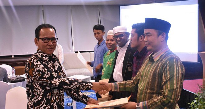 Ketua KPU Provinsi Jambi, M. Subhan menyerahkan berita acara verifikasi Balon DPD. Hadapi kampanye calon legislator harus laporkan akun medsos kepada penyelenggara.  