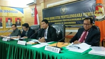 PELANGGARAN :Anggota DKPP RI, Prof.Dr. Muhammad, SIP, M.Si memimpin sidang dugaan pelanggaran kode etik lima komisioner KPU dan Panwaslu Kerinci. 