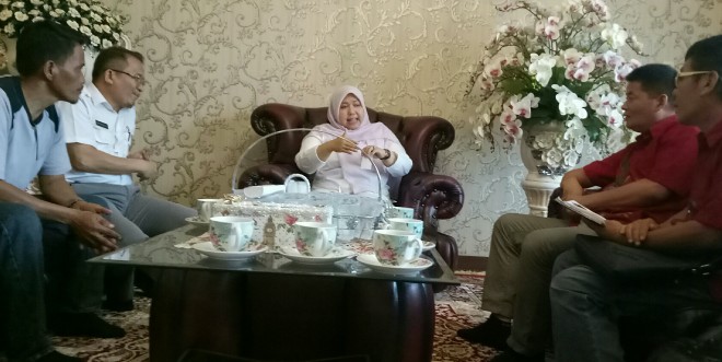 Bupati Masnah saat bertemu dengan Investor Asing yang akan menanamkan modal di Muaro Jambi. 