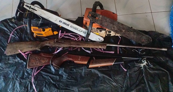 Tim patroni gabung TNKS menyita barang bukti berupa senjata rakina dan mesin sensi di salah satu gubuk warga.