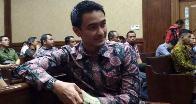 Gubernur Jambi nonaktif Zumi Zola tiba untuk menjalani sidang di Pengadilan Tipikor, Jakarta, Kamis (6/9). Sidang beragendakan mendengar ketererangan saksi. Foto: Ismail Pohan /INDOPOS