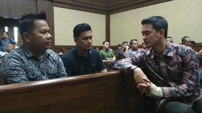Gubernur Jambi nonaktif Zumi Zola tiba untuk menjalani sidang di Pengadilan Tipikor,  Jakarta,  Kamis (6/9). Sidang beragendakan mendengar ketererangan saksi.  Foto: Ismail Pohan /INDOPOS