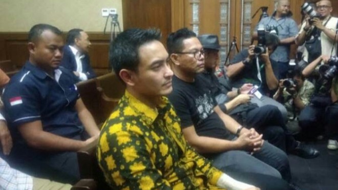 Mantan Gubernur Jambi Zumi Zola, saat akan menjalani sidang perkara kasus yang melilitnya (Ridwan/JawaPos.com)