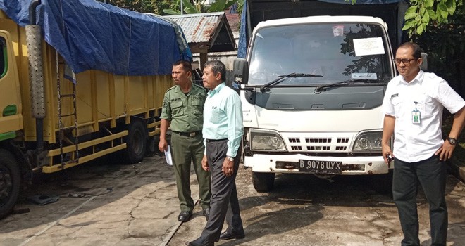Pihak PPNS Dishut saat melimpahkan barang bukti kayu illegal kepada Jaksa Kejati Jambi kemarin.