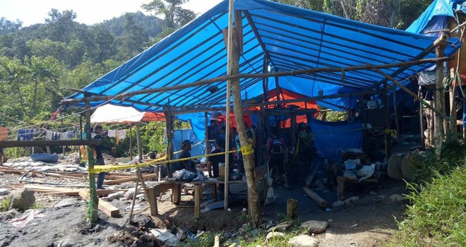 Tim gabungan saat berada di mulut tambang lubang jarum untuk berupaya melakukan evakuasi kemarin (3/9). Evakuasi terkendala medan yang sulit.