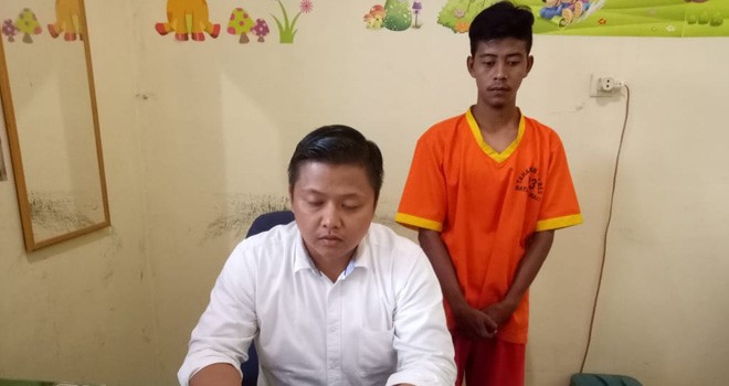 Ardiansyah saat diperiksa polisi karena mencabul seorang gadis pada Minggu (02/09) lalu.