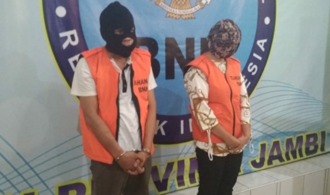  Pasutri Pemilik Sabu 1 Kg saat diamankan Badan Narkotika Nasional (BNNP) Jambi.