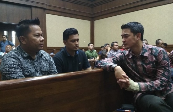 Gubernur Jambi nonaktif Zumi Zola tiba untuk menjalani sidang di Pengadilan Tipikor,  Jakarta,  Kamis (6/9). Sidang beragendakan mendengar ketererangan saksi.  Foto: Ismail Pohan /INDOPOS