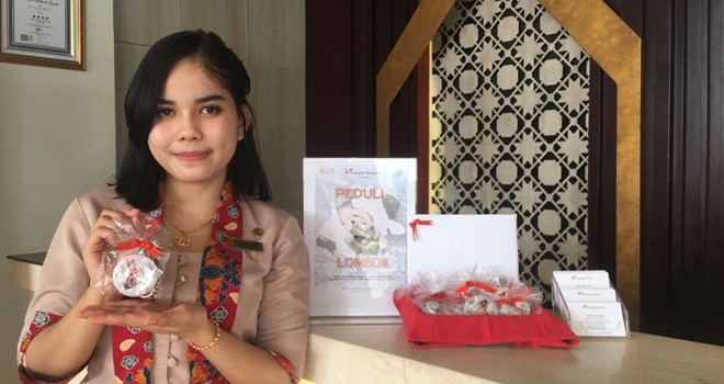 Swiss-Belhotel Jambi menjual gantungan kunci Peduli Lombok seharga Rp50.000.