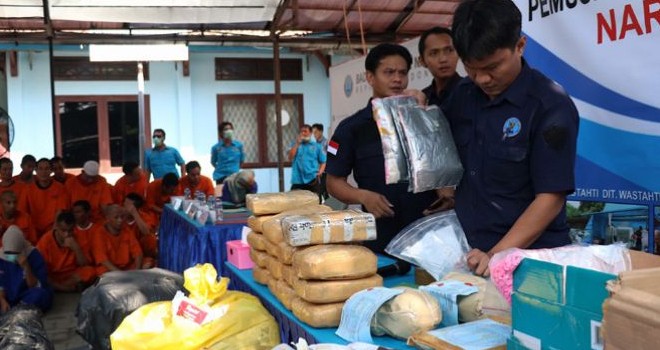Aparat BNN memusnahkan sejumlah barang bukti narkoba berupa sabu-sabu, ganja, dan lain sebagainya. (Dery Ridwansah/JawaPos.com)