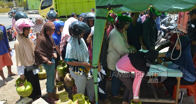 Warga Kota Jambi mengantre untuk mendapat gas subsidi dikawasan Telanaipura, Kota Jambi beberpa waktu lalu. Kesulitan mendapatakan gas 3 kg masih menjadi masalah di Kota Jambi. Foto : M Ridwan / Jambi Ekspres