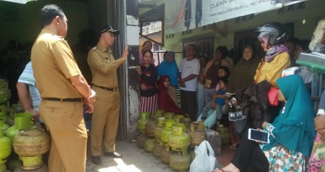 Wali Kota Jambi Syarif Fasha melihat langsung kesulitan warga Kota Jambi mendapatkan gas 3 kg. Harus menunggu lama dengan antrean panjang.