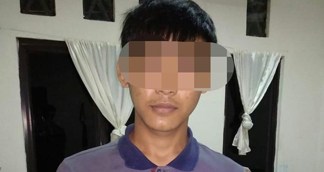  Oknum mahasiswa yang ditangkap Satuan Resnarkoba Polres Tanjung Jabung Barat memperlihatkan barang bukti yang ikut diamankan.   