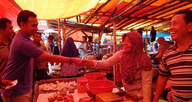 Staf Khusus Pimpinan DPR RI, Dipo Ilham Djalil ketika berkunjung ke kawasan pasar semurup untuk bersilaturahmi dan menjaring aspirasi warga.   