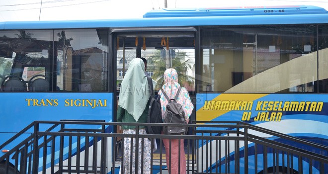 Aktifitas Bus Trans Siginjai di Kota Jambi-Muaro Jambi. masyarakat merasa terbantu dengan adanya moda transportasi missal.