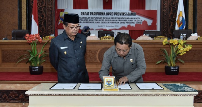 Rapat Paripurna DPRD Provinsi Jambi dalam rangka Penandatangan Kesepakatan Bersama dengan Pimpinan DPRD Provinsi Jambi terhadap Kebijakan Umum Perubahan APBD dan Prioritas Plafon Anggaran Sementara Perubahan (KUPA PPAS) Provinsi Jambi Tahun Anggaran 2018, Kamis (13/9).