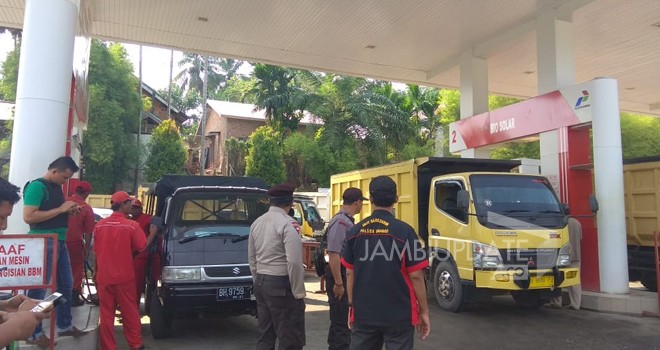 Polsek Bangko menertibkan pelangsir BBM di SPBU Sungai Misang. 