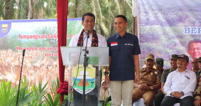 Staf khusus DPR RI Dipo Ilham Djalil bersama Menteri Pertanian RI Andi Amran Sulaiman MP di Sungai Bahar, Kabupaten Muarojambi (Senin10/09) kemarin.