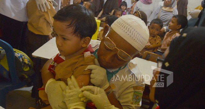 Salah satu siswa Sekolah Dasar di Kota Jambi disuntik vaksin Measless Rubella (MR) beberapa waktu lalu. Foto : M Ridwan / Jambi Ekspres