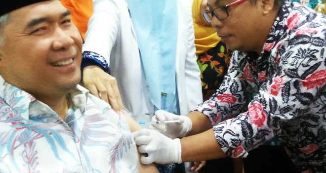 Wali Kota Jambi, Syarif Fasha saat di vaksin.