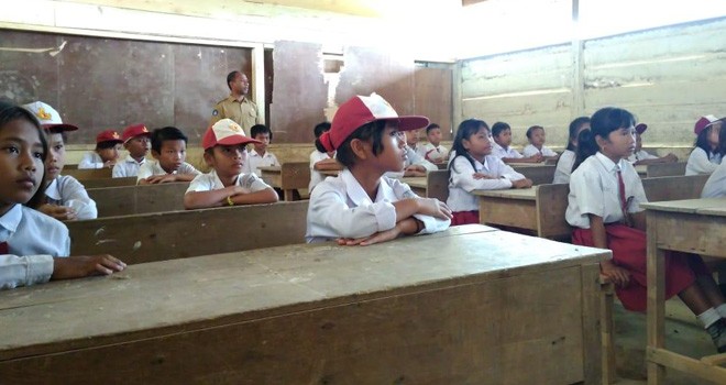 Murid SDdi Rantau Jaya Patokan KM 55 Kecamatan VII Koto, saat sedang mengikuti proses belajar mengajar.