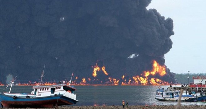 ILUSTRASI KAPAL TERBAKAR. KM Fungka Permata V terbakar di perairan wilayah desa Togong Sagu, kemacatan Bangkurung, kabupaten Banggai Laut, Sulawesi Tenggara. Kecelakaan ini diperkirakan terjadi pukul 16.45 WITA, Jumat (14/9). (Paksi Sandang Prabowo/Kaltim Post/Jawa Pos Group)