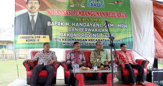 Anggota DPRD RI Handayni SKM,MPH bersama Kaper BKKBN Provinsi Jambi saat memberikan sosilisasi pembangunan keluarga di Desa Kademangan Jaluko.