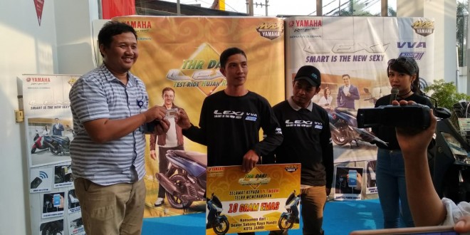 Pemberian hadiah kepada konsumen Yamaha.