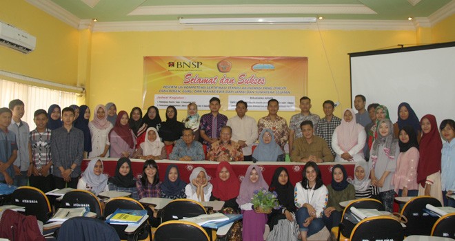 Peserta foto bersama wakil Rector dan dekan FEB Unja.