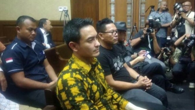 Zumi Zola saat akan menjalani sidang (Ridwan/JawaPos.com)