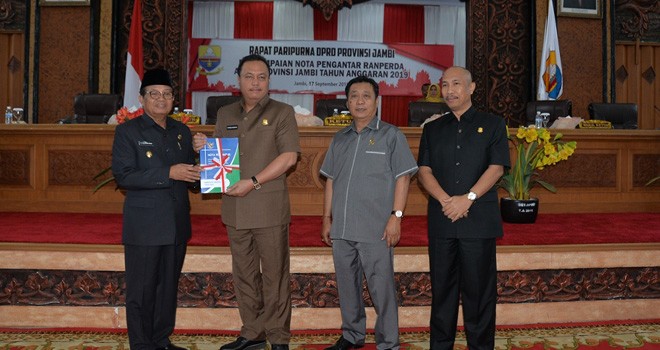 Rapat Paripurna Dewan Perwakilan Rakyat Daerah (DPRD) Provinsi Jambi dalam rangka Penyampaian Nota Pengantar Ranperda APBD Provinsi Jambi Tahun Anggaran 2019, bertempat di Ruang Utama Gedung DPRD Provinsi Jambi, Senin (17/09/20).