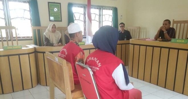 Sidang kasus inses WA (15) dan AS (18) warga Desa Pulau Kecamatan Muara Tembesi.