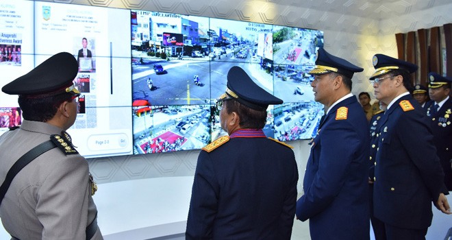 Plt Gubernur Jambi Fachrori Umar dan Wali Kota Jambi Syarif Fasha bersama unsur Forkopimda saat berada di dalam ruangan City Operation Center (COC) milik Pemerintah Kota Jambi yang diresmikan kemarin (17/9).   