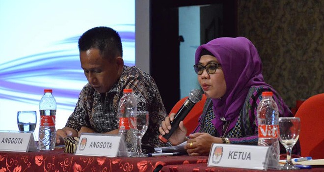 Komisioner KPU Provinsi Jambi, Ahdiyenti memimpin pleno rekapitulasi DPTHP Pemilu 2019 yang dilaksanakan di hotel Abadi Grand beberapa hari yang lalu.   