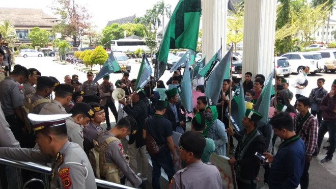 Puluhan Masa Geruduk Kantor DPRD Provinsi Jambi.