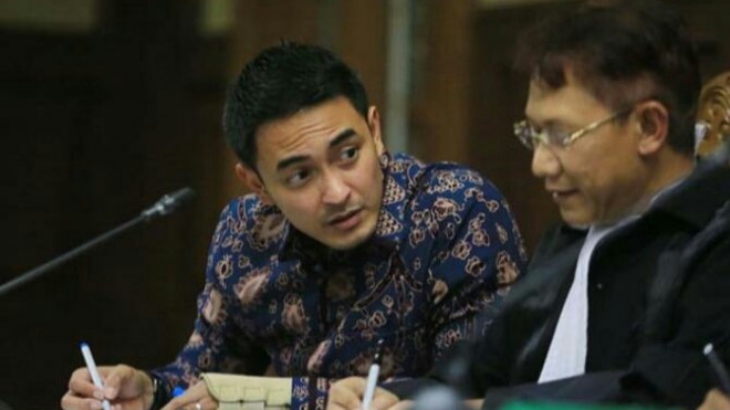 Zumi Zola, saat menjalani sidang lanjutan kasus yang melilitnya di PN Tipikor Jakarta, Senin (17/9) (Fedrik Tarigan/Jawa Pos)
