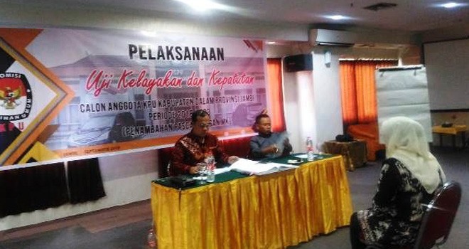 Komisioner KPU Provinsi Jambi tengah melakukan uji kelayakan terhadap salah satu perserta seleksi di hotel Abadi Grand.