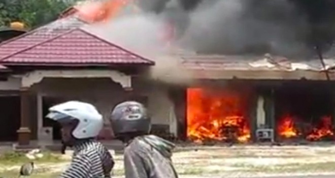 Suami bakar rumah selingkuh istri. Foto via Borneo News