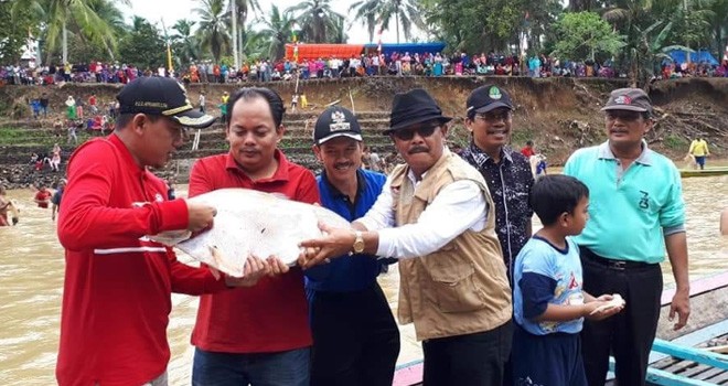 Acara pembukaan lubuk larangan di Dusun Pulau Batu.