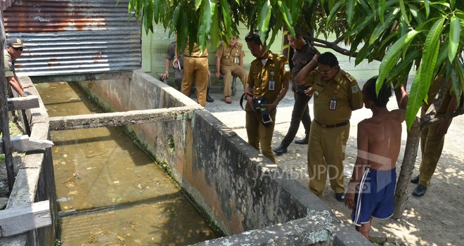 Tim dari Pemerintah Kota Jambi melihat kondisi drainse di RT 15, 16 Kelurahan Solok Sipin, kemarin (18/9). Banyak ditemukan Bangunan Diatas Draisnase.