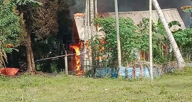 Api saat melalap rumah milik Oyan Berja di Desa Danau Kedap, Kecamatan Maro Sebo, Kabupaten Muarojambi, Selasa (18/9). Foto : Elan / Jambi Ekspres