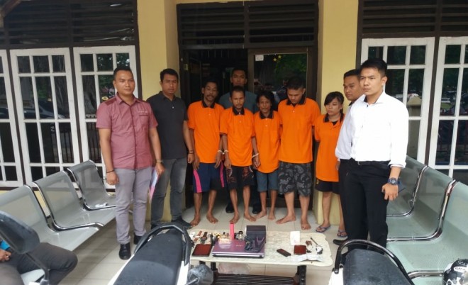 Tersangka AS, oknum ASN bersama selingkuhannya YA serta rekannya saat pres release di Mapolres Bungo, Rabu (19/9).