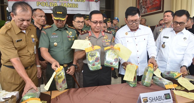 Kapolda Jambi, Irjen Pol Muchlis AS saat melakukan pres release di lobi utama Polda Jambi, Selasa (18/9) pagi.